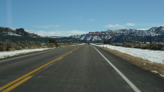 从锡安到布莱斯峡谷的美国公路旅行，在犹他州开车。在美国搭便车旅行，89 号公路到迪克西森林。冬季当地之旅，平静视频