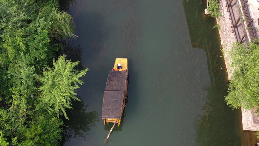 水乡古镇建筑游船乌篷船航拍风光视频