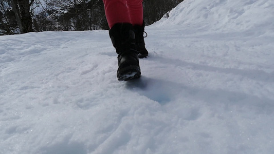 在雪中行走,慢动作的脚紧闭视频