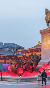西安大唐不夜城雕塑冬日夜景大范围延时延时摄影视频