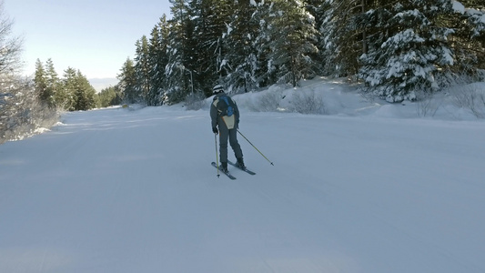 滑雪者向滑雪山坡的慢速减慢视频
