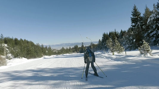 滑雪者向滑雪山坡的慢速减慢视频