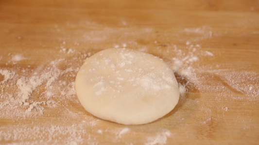 厨师擀面烙饼视频
