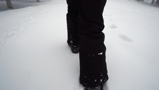 女孩在深雪中行走, 电影跟随拍摄视频