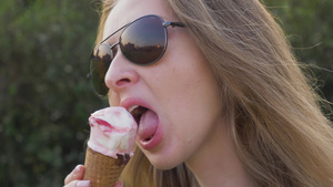 身穿太阳镜的黑人年轻女人正在舔冰淇淋15秒视频
