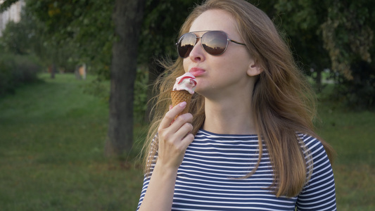 戴墨镜的年轻女生正在吃冰淇淋视频