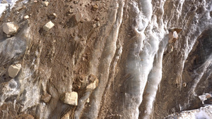 冰川墙被岩石和沙子覆盖着7秒视频