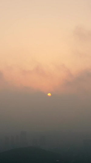 无人家飞跃城市上空穿过平流雾遇见日落自然现象36秒视频