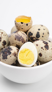 新鲜的鹌鹑蛋蛋类食品4k竖版实拍视频