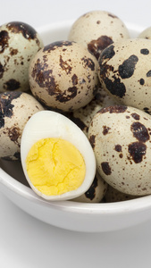 新鲜的鹌鹑蛋蛋类食品4k竖版实拍视频