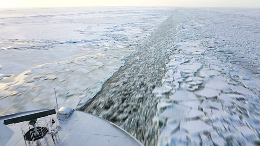 博尔德拉哈冰湖冬天的渡轮视频