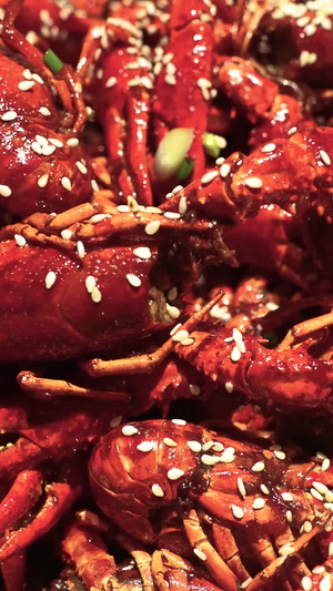 慢镜头升格拍摄城市夏天中餐美食油焖小龙虾美味素材中餐素材54秒视频