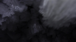 洞穴中冰增长的宏观摄影11秒视频