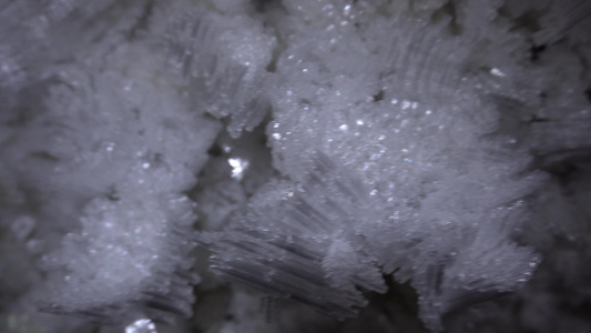 洞穴中冰增长的宏观摄影视频