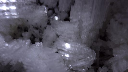 洞穴中冰增长的宏观摄影视频