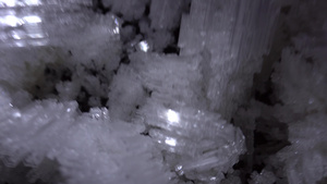 洞穴中冰增长的宏观摄影17秒视频