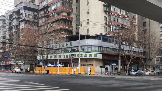 武汉疫情封城期间街头汉口大药房排队买药的人群视频