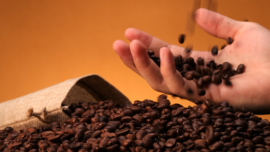 咖啡豆从手指尖滑落视频