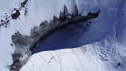 一堵巨大的冰墙 山上的冰川视频