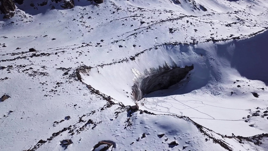 一堵巨大的冰墙 山上的冰川视频