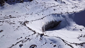 一堵巨大的冰墙 山上的冰川16秒视频