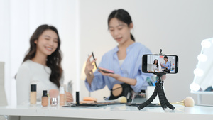 年轻女性化妆师直播分享妆容教程39秒视频