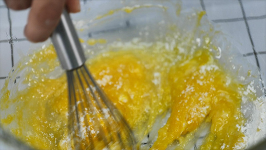 z字形混合蛋黄牛奶玉米油面粉糊视频