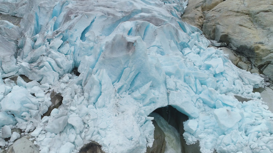 蓝色融化冰川的分支视频