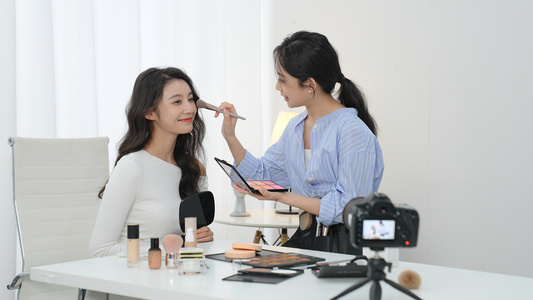 年轻女性化妆师拍摄分享妆容教程视频