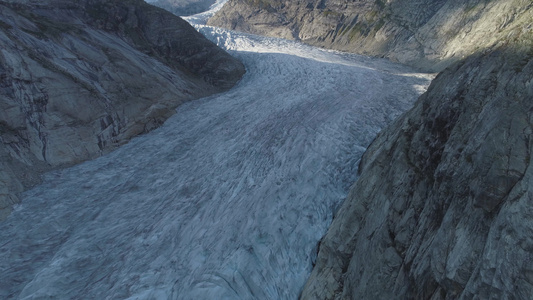 Nigardsbreen 冰川是挪威 Jostedalsbreen 的分支。欧洲最大的冰川。空中展示射击。无人视频