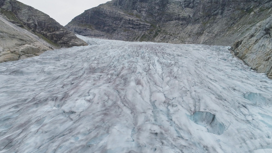 Nigardsbreen 冰川是 Jostedalsbreen 的手臂 - 欧洲最大的冰川。鸟瞰图。无人机正在视频