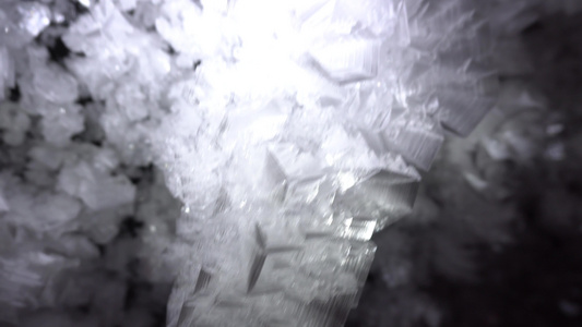 在冰洞里的冰川视频