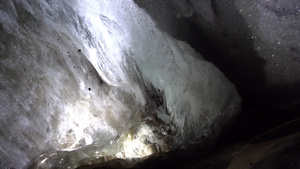 在山里的在冰川里在冰洞里14秒视频