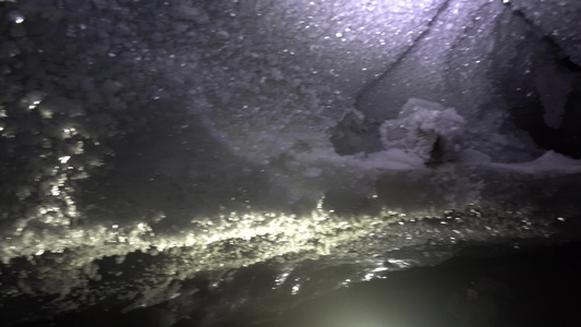 在山里，在冰川里，在冰洞里视频