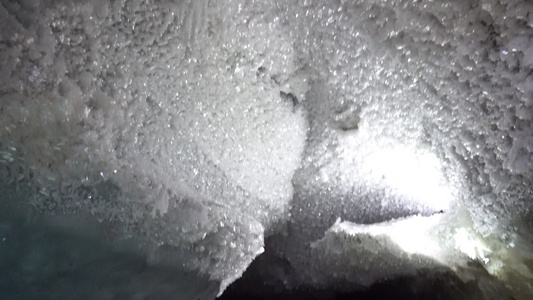 在山里冰川里冰洞里视频