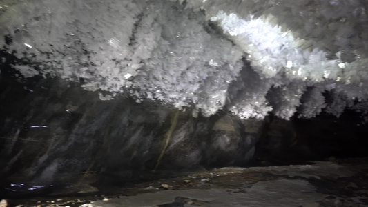 在冰洞里的冰川视频