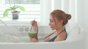 女士坐在浴池里喝冰淇淋15秒视频