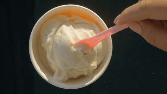 吃香草冰淇淋视频