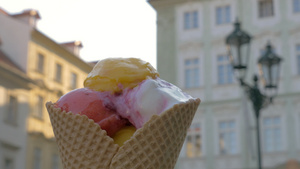 街头背景的华夫饼蛋卷冰淇淋12秒视频