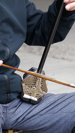 拉二胡特写传统乐器中国乐器戏曲音乐老人拉二胡24秒视频