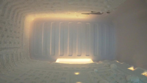 黄色灯光照亮,冷冻冰箱里有冰层形成14秒视频