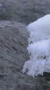 春天冰雪溶化河流流水冰雪消融视频