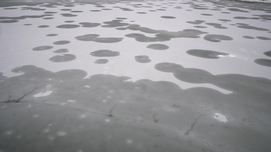 冬季森林冷冻湖的空中观察视频