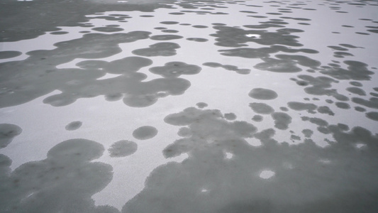 冬季末冬春初春冰封湖的空气中视频
