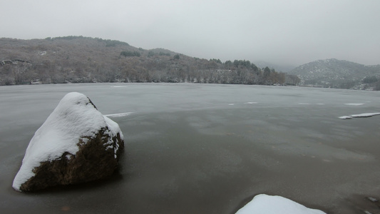 冰冻湖泊、河流和下雪的冬季风景视频