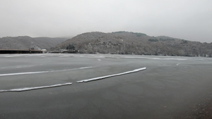 冰封住的池塘和被雪覆盖的树木18秒视频