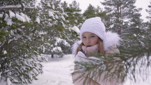 冬季森林下雪时可爱的少女20秒视频