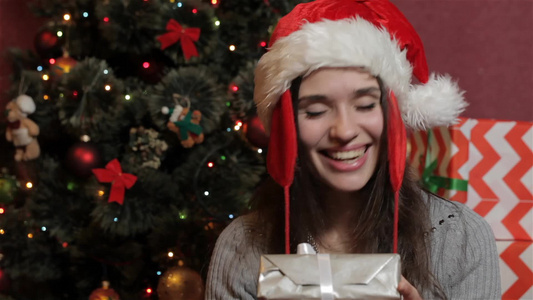 女人摇着圣诞礼物盒视频