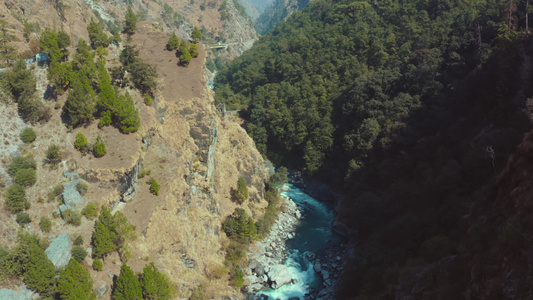 由两座巨大的山岩组成的美丽的河流视频