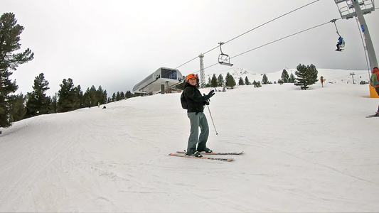 男性滑雪者穿着滑雪手套视频